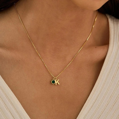 Collar de iniciales y piedra de nacimiento
