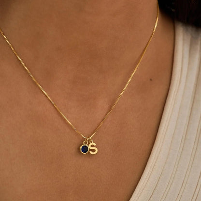 Collar de iniciales y piedra de nacimiento