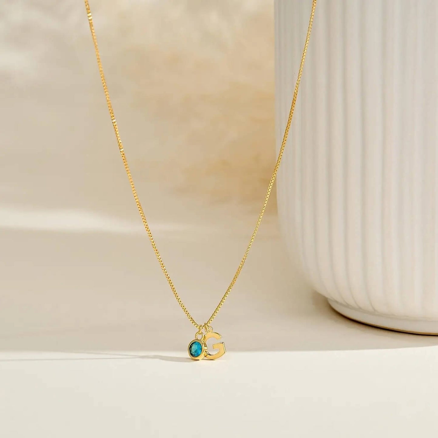 Collar de iniciales y piedra de nacimiento