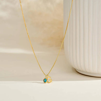 Collar de iniciales y piedra de nacimiento