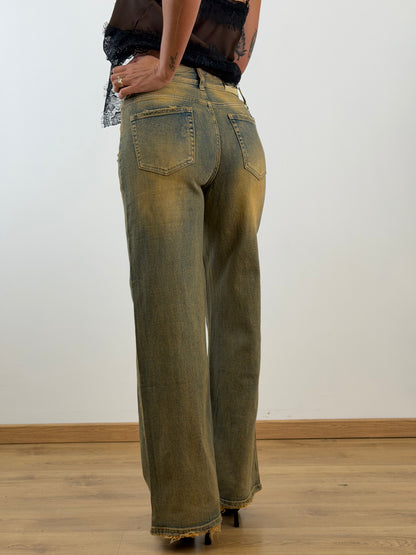 Jeans sabbiato con catena H3528