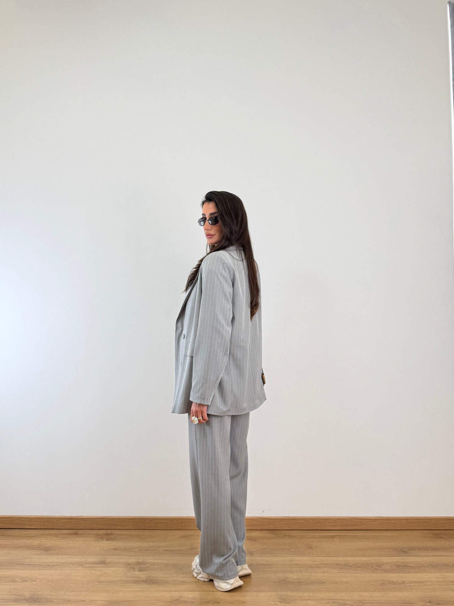 Tailleur grigio gessato 30990.