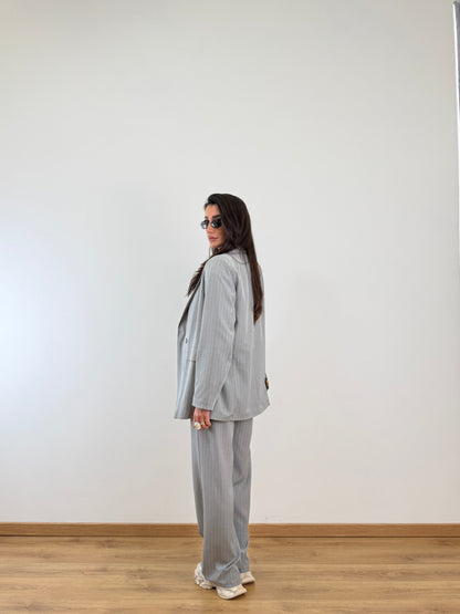 Tailleur grigio gessato 30990.