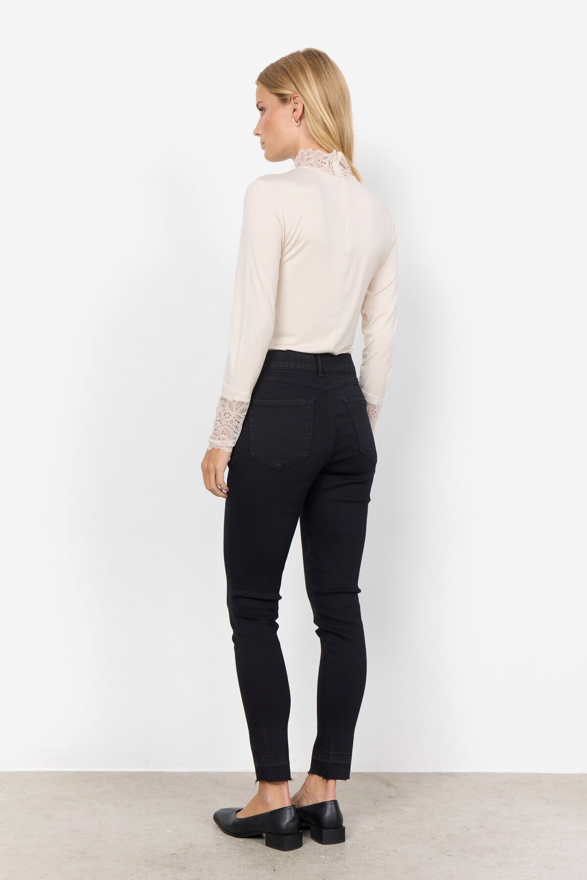 Alba™ – Camiseta de Encaje con Escote en V Beige