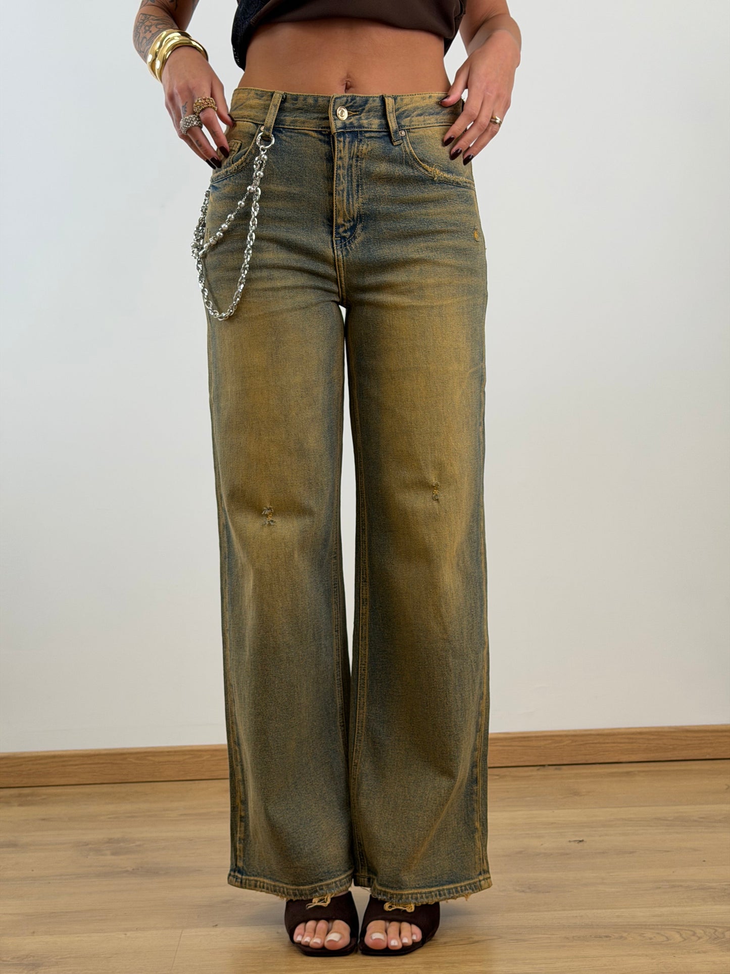 Jeans sabbiato con catena H3528