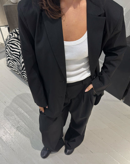 SAAR PINSTRIPE OVERSIZED BLAZER ZWART