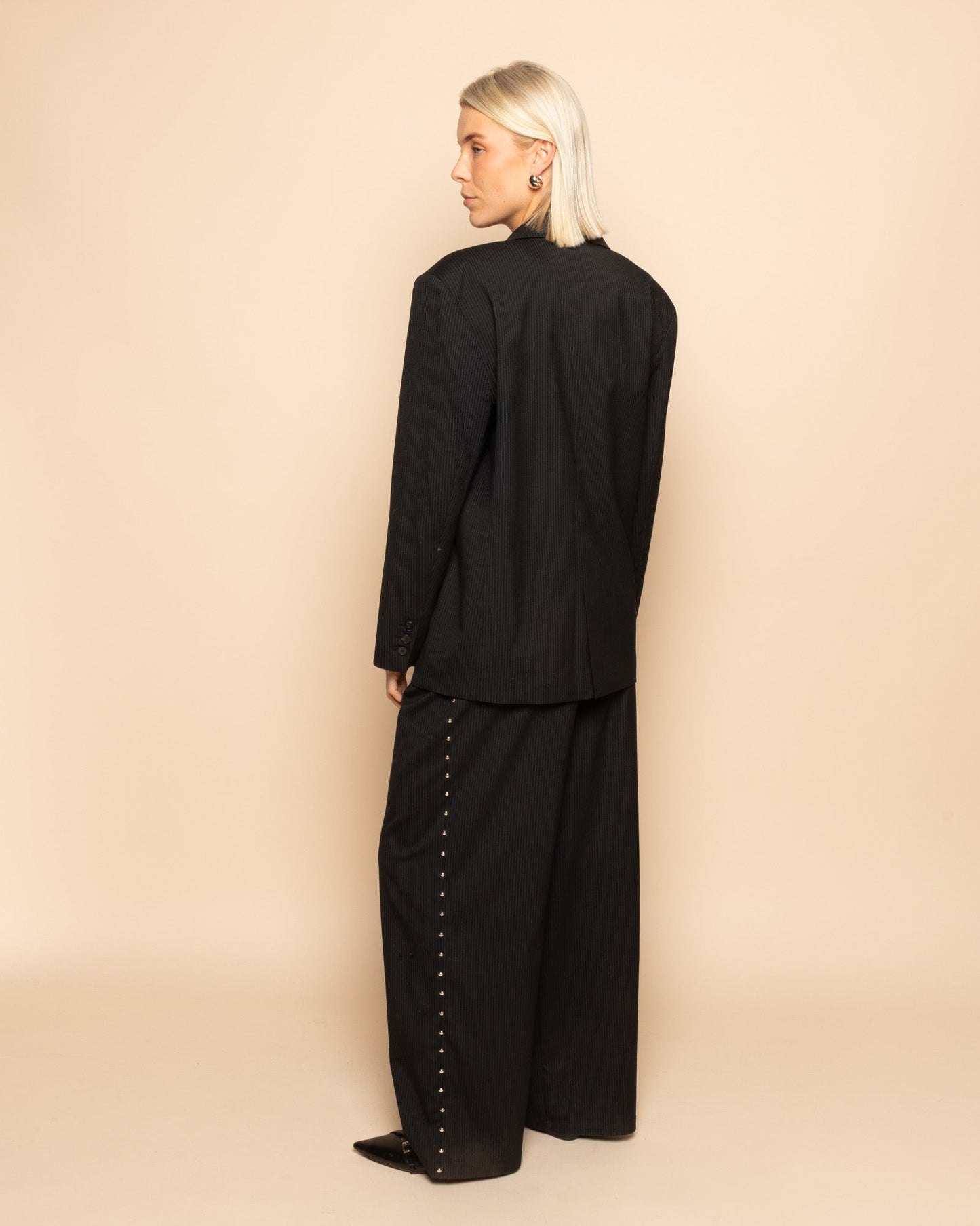 SAAR PINSTRIPE STUD PANTALON TALL ZWART