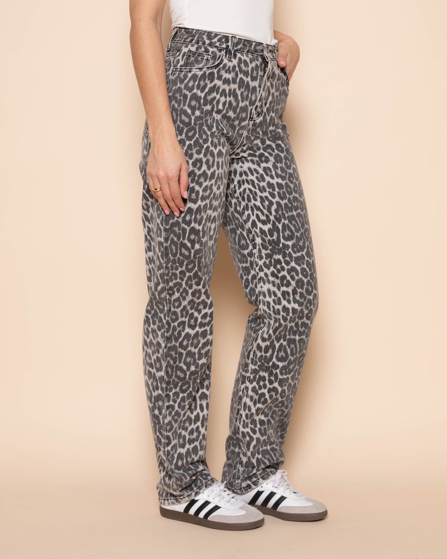 VAQUEROS CON ESTAMPADO DE LEOPARDO GRIS