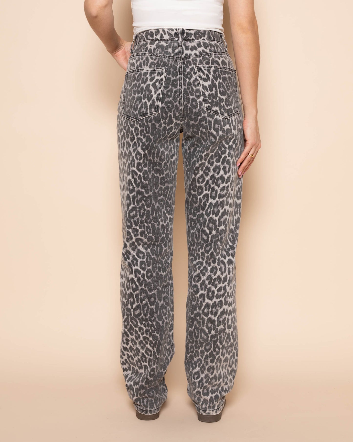 VAQUEROS CON ESTAMPADO DE LEOPARDO GRIS