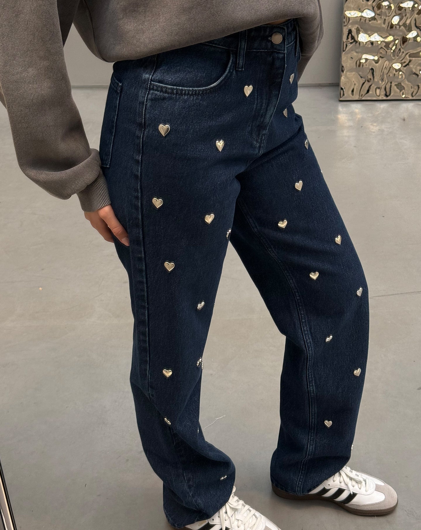HEART STUD STRAIGHT LEG JEANS DONKERBLAUW