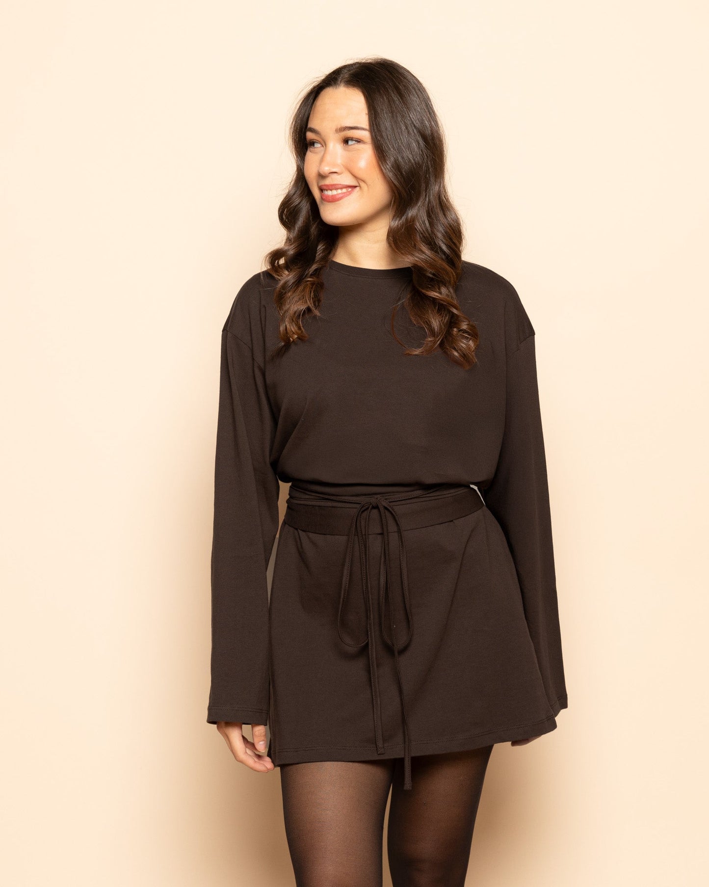 BELTED LONG SLEEVE TEE DRESS DONKERBRUIN