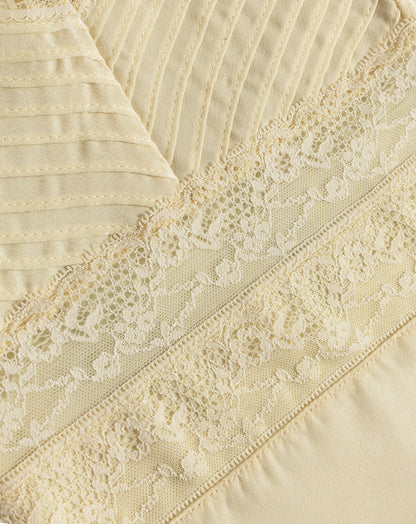 LACE PINTUCK TOP BOTERGEEL