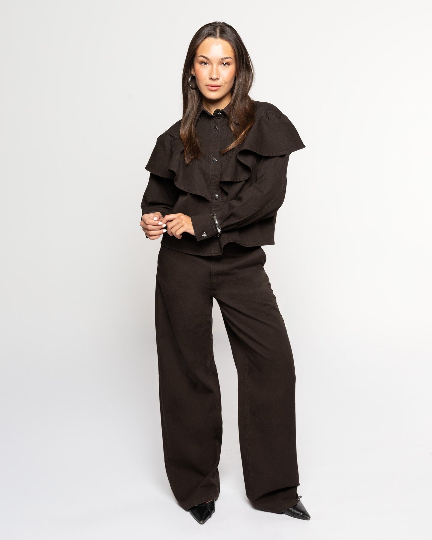 RUFFLE DENIM BLOUSE BRUIN