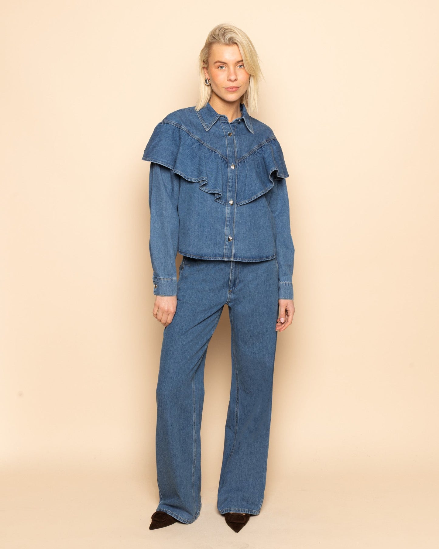 RUFFLE DENIM BLOUSE MID BLAUW