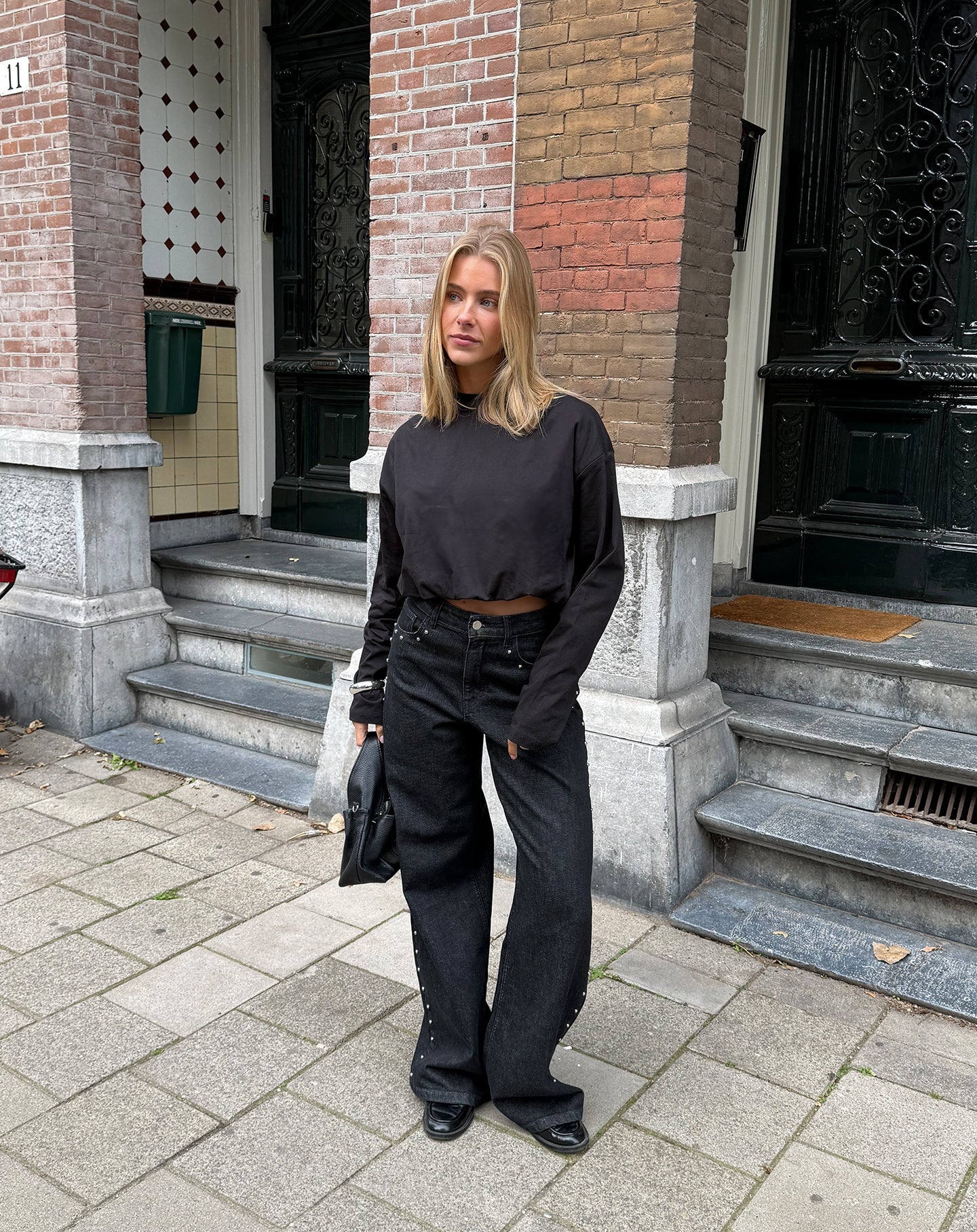 CROPPED BUBBLE HEM LONG SLEEVE TEE ZWART