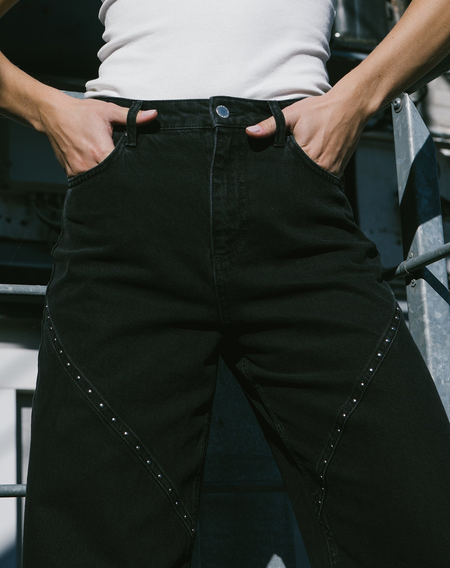 VICKY STUD WIDE LEG JEANS DONKERGRIJS