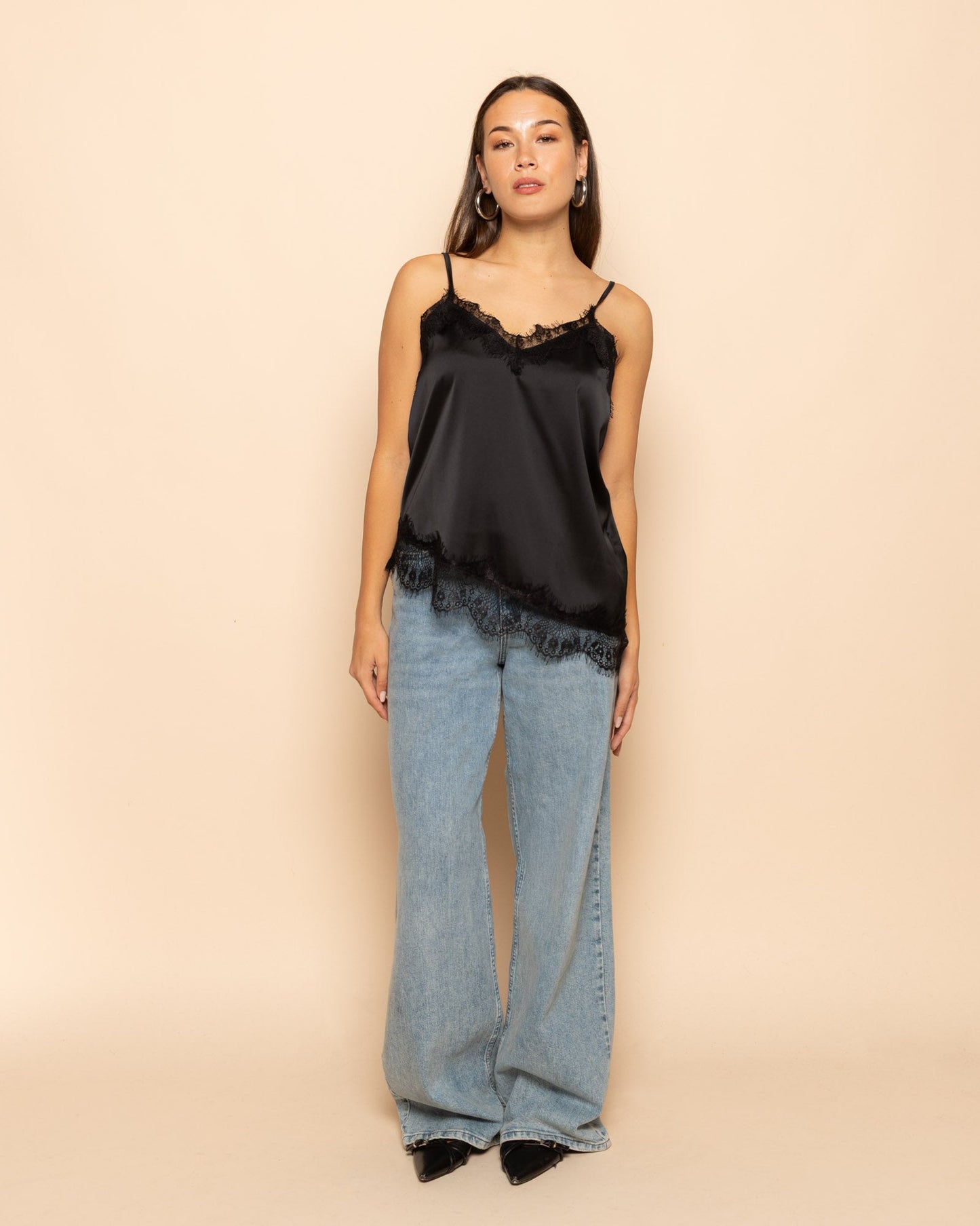 ASYMMETRIC SATIN LACE CAMI TOP ZWART