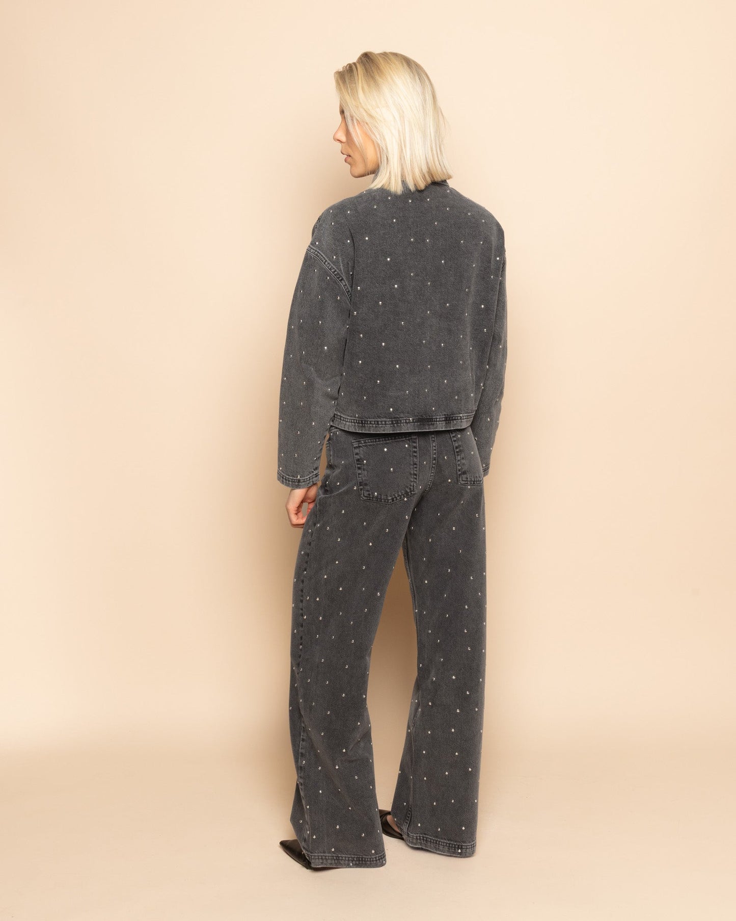 ALLOVER STUD DENIM JACKET GRIJS