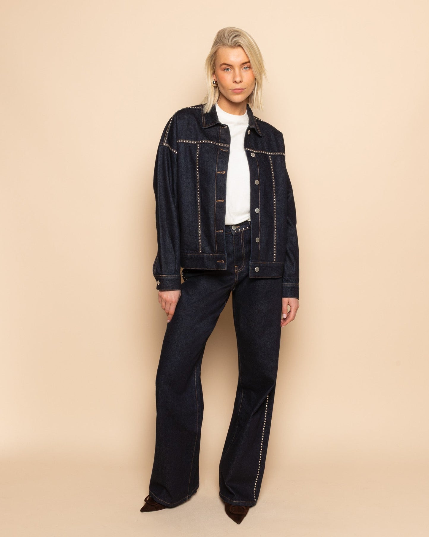 LIA STUD DENIM JACKET DONKERBLAUW