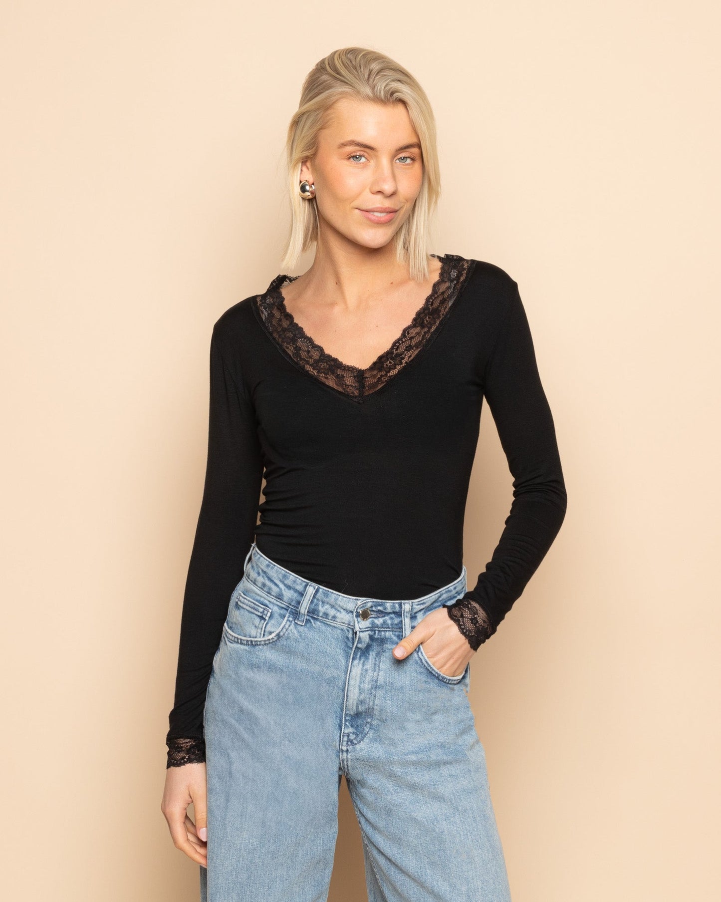 LACE VNECK LONG SLEEVE TOP ZWART