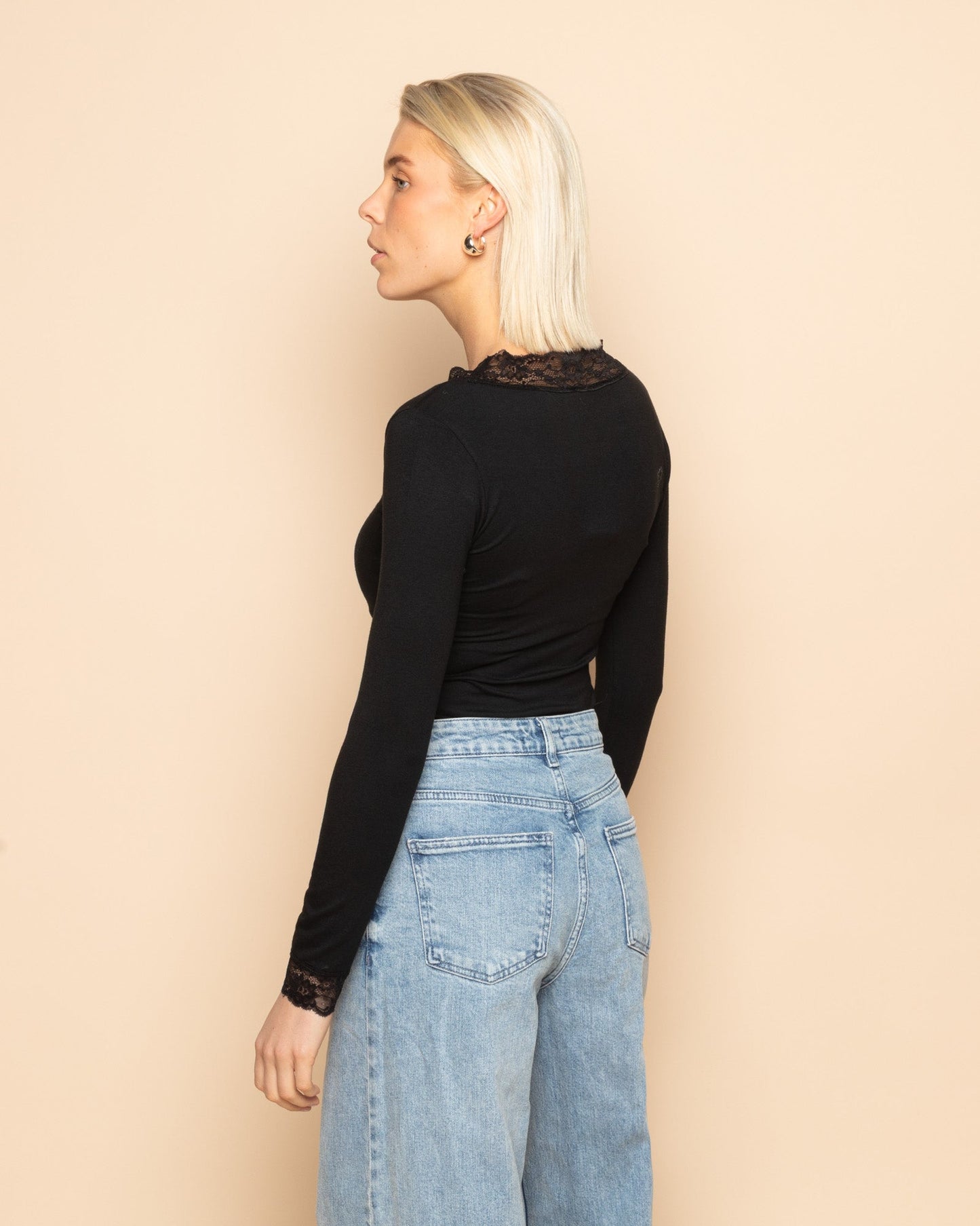 LACE VNECK LONG SLEEVE TOP ZWART