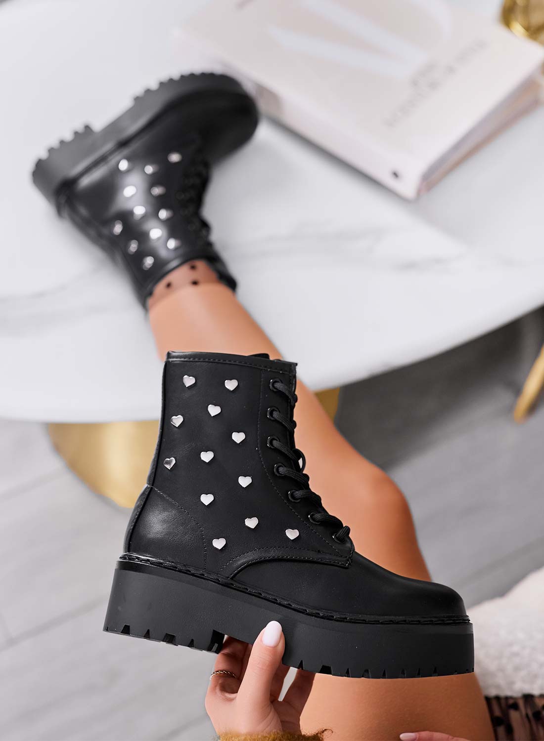 Alessia - Botines negros con apliques de corazones plateados