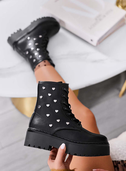Alessia - Botines negros con apliques de corazones plateados