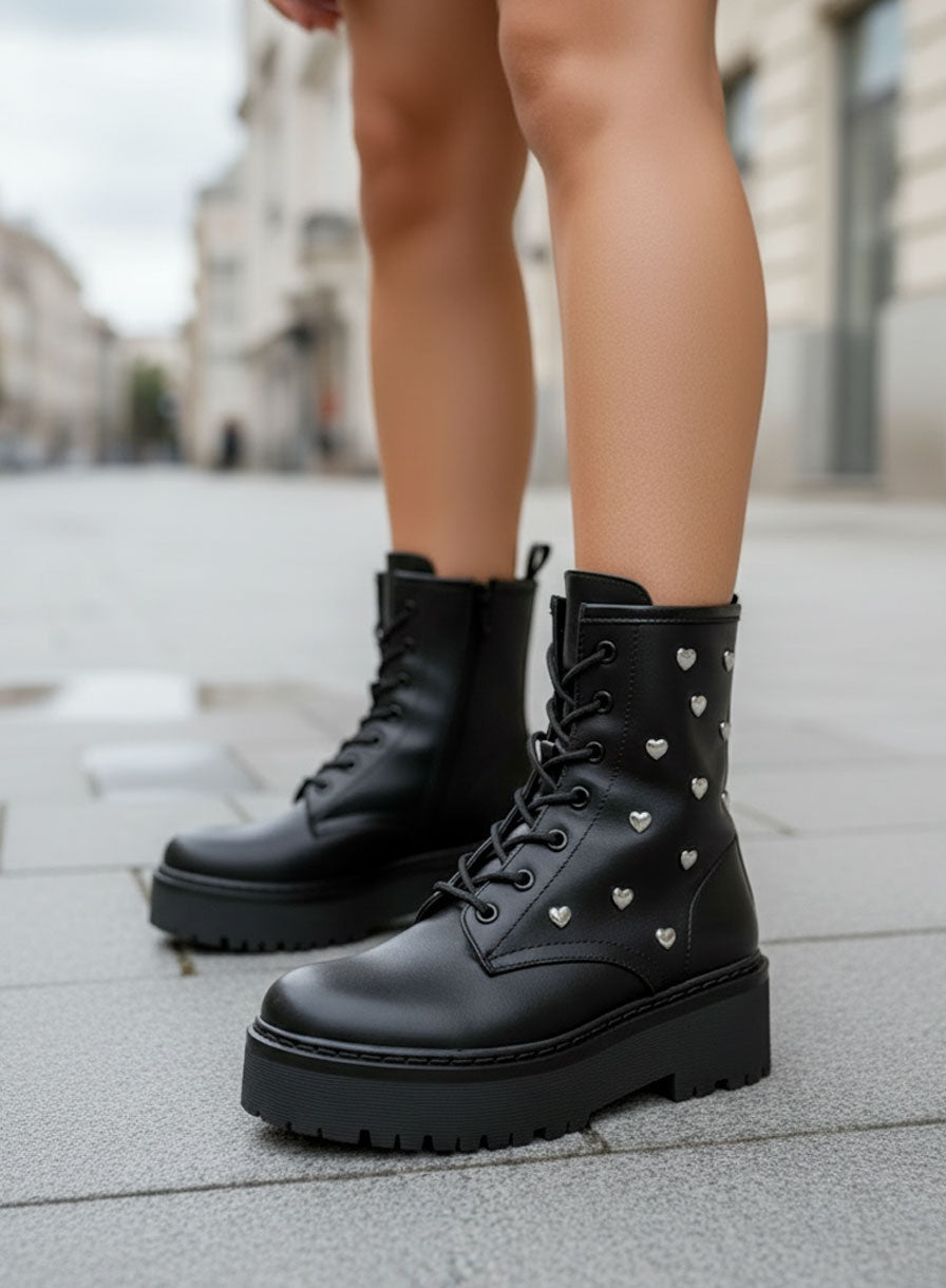 Alessia - Botines negros con apliques de corazones plateados