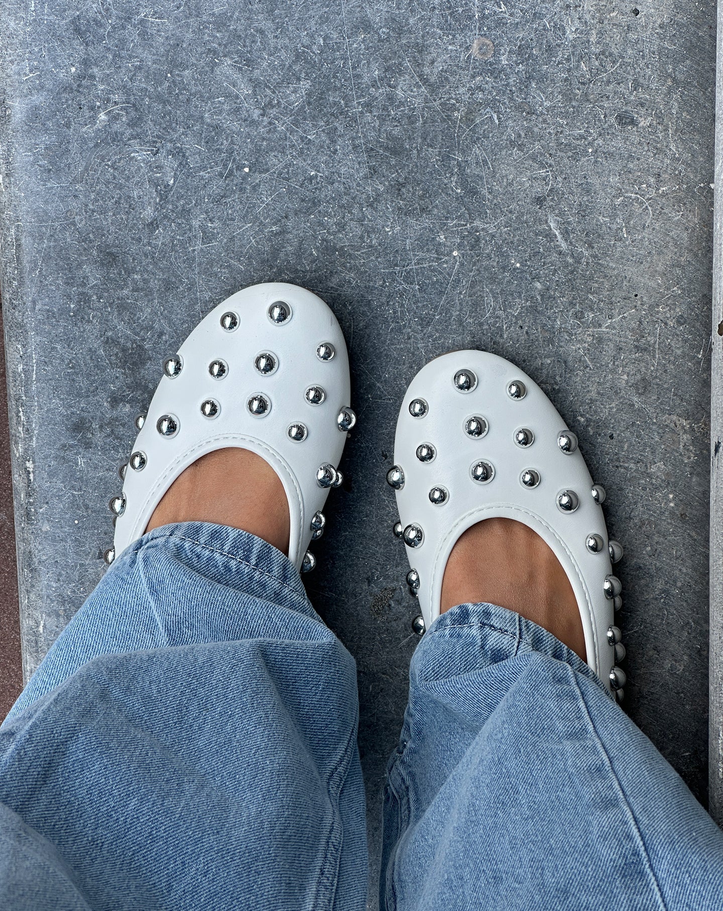 STUDDED FLATS CRÈME