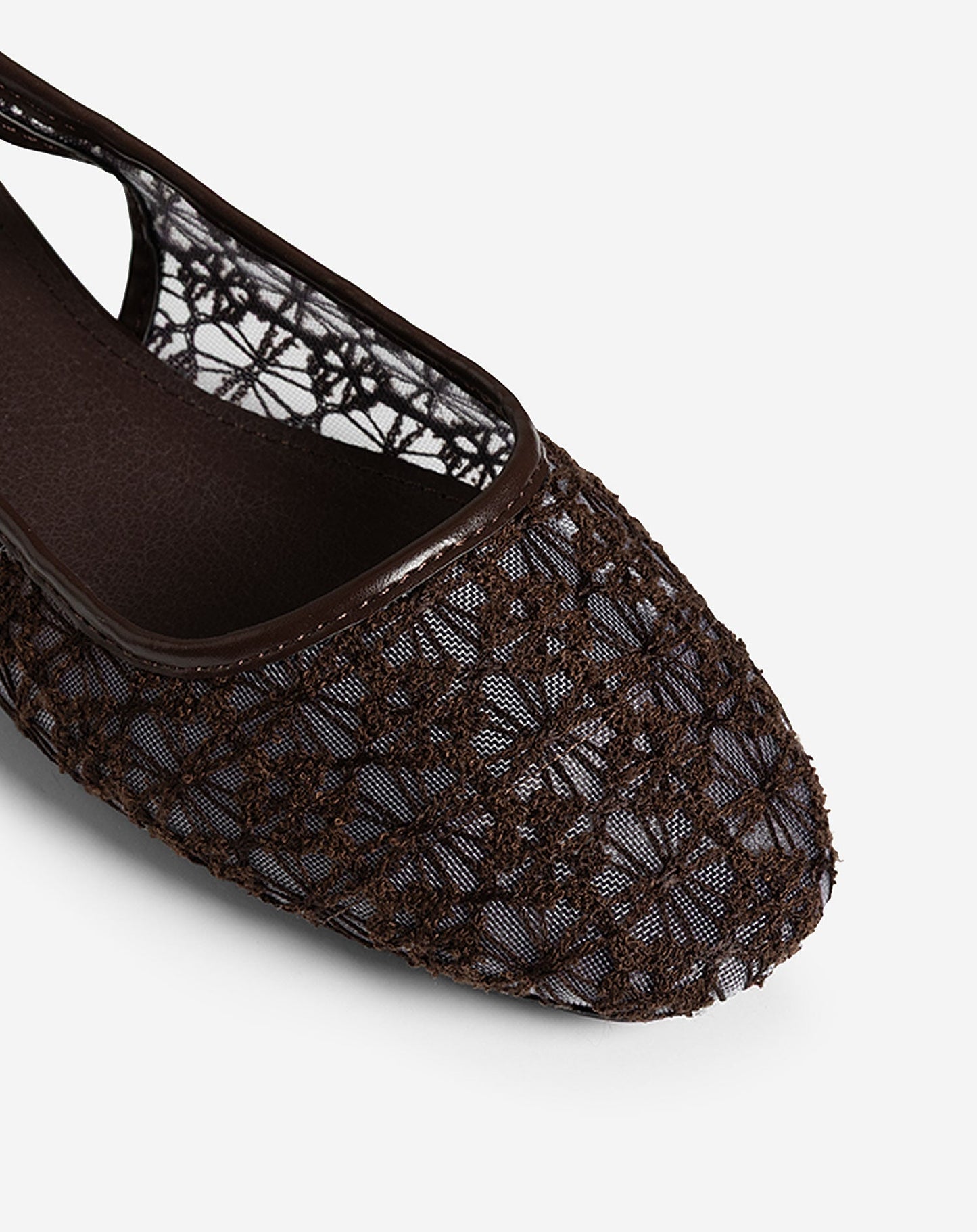 Zapatos destalonados bordados marrones