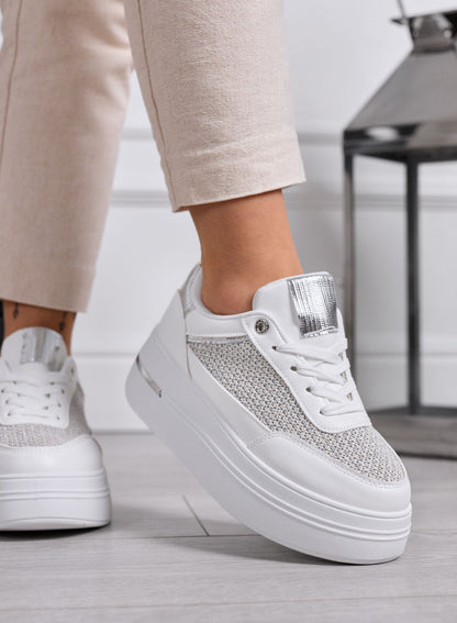 Chloé- Zapatillas blancas con inserciones de tejido y detalles plateados