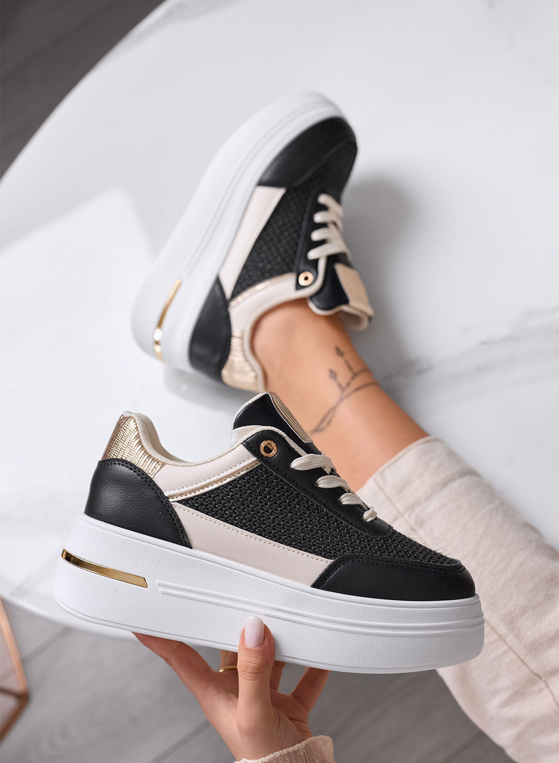 Chloé - Zapatillas negras con inserciones de tejido y detalles dorados