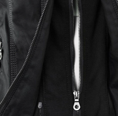 CHAQUETA DE CUERO CON CAPUCHA