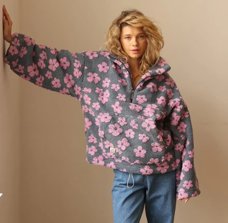 SUDADERA CON FORRO POLAR Y ESTAMPADO FLORAL