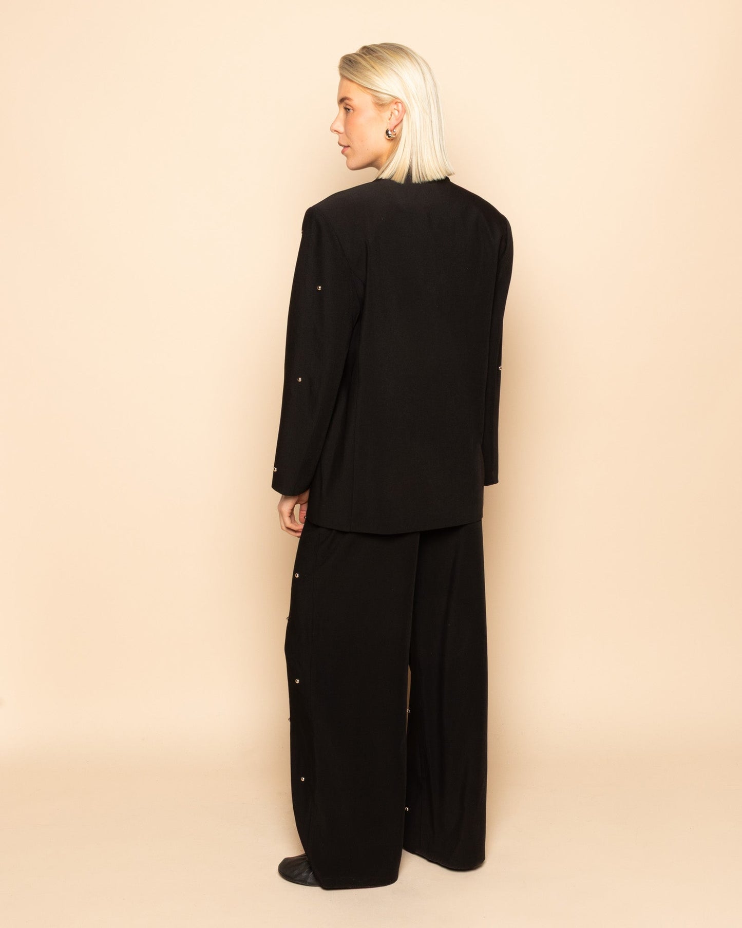 FLO BUBBLE STUD STRAIGHT LEG PANTALON PETITE ZWART