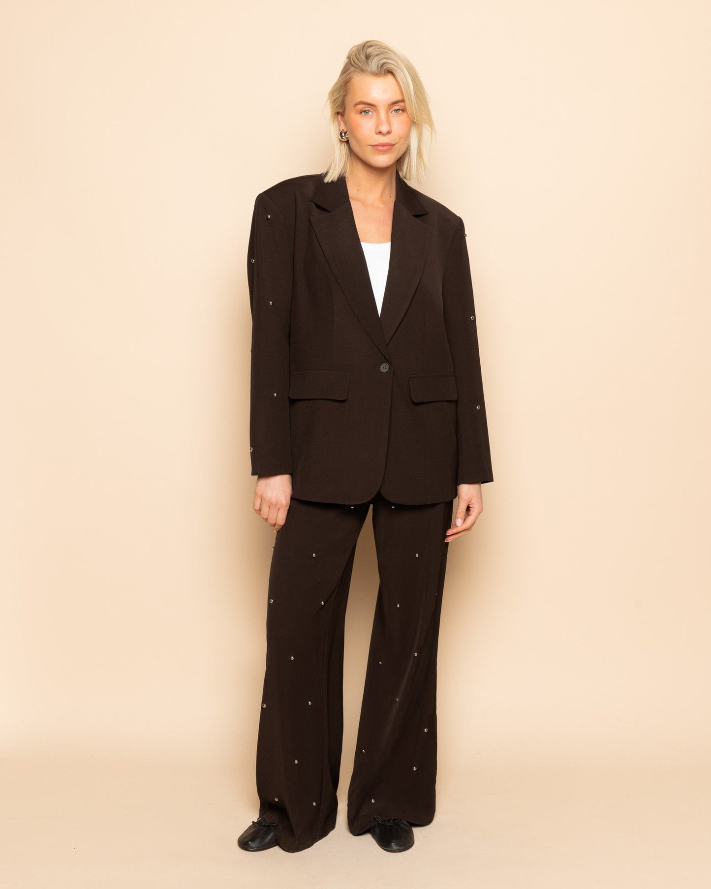 FLO BUBBLE STUD STRAIGHT LEG PANTALON PETITE DONKERBRUIN