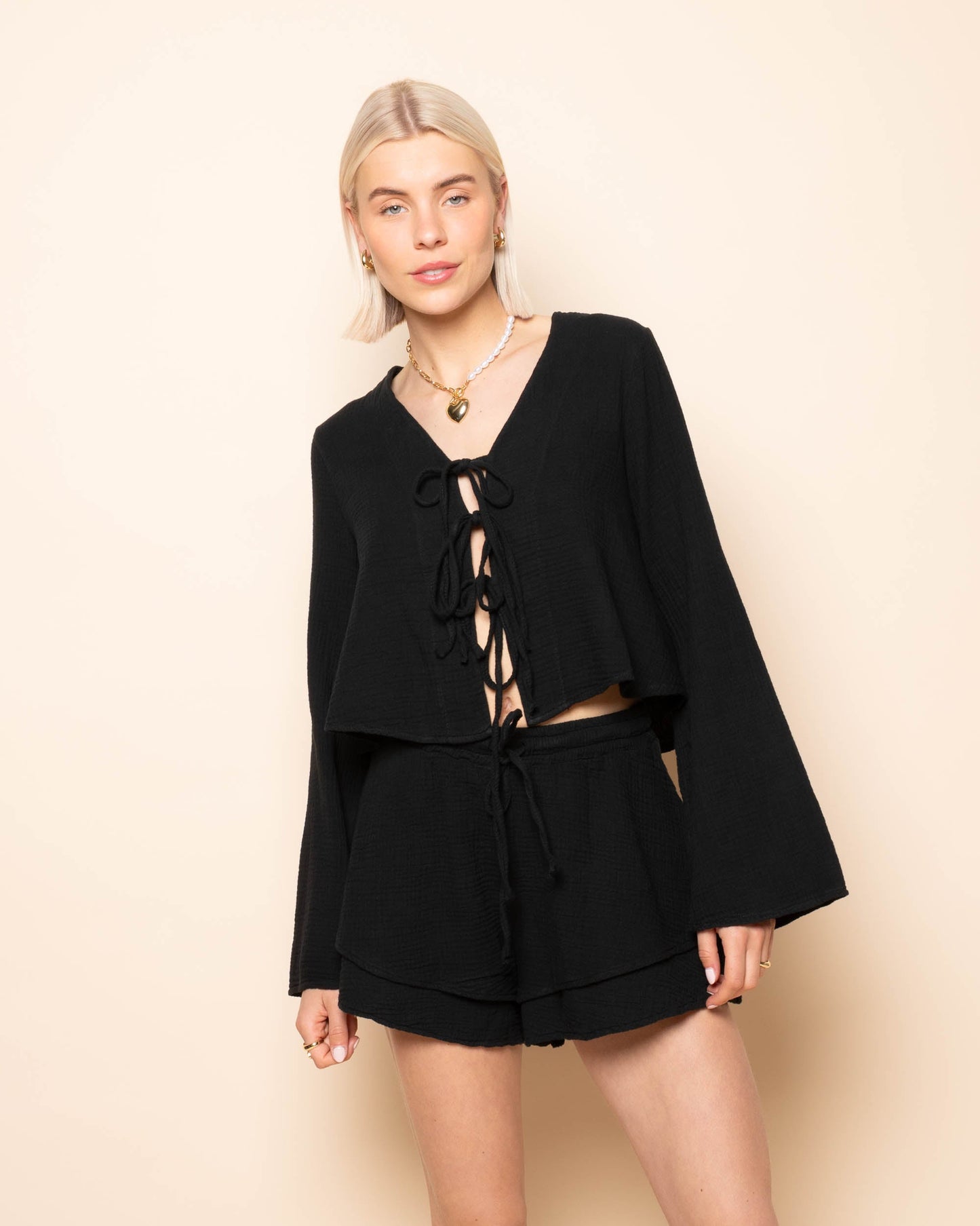 TARA MOUSSELINE SHORTS ZWART