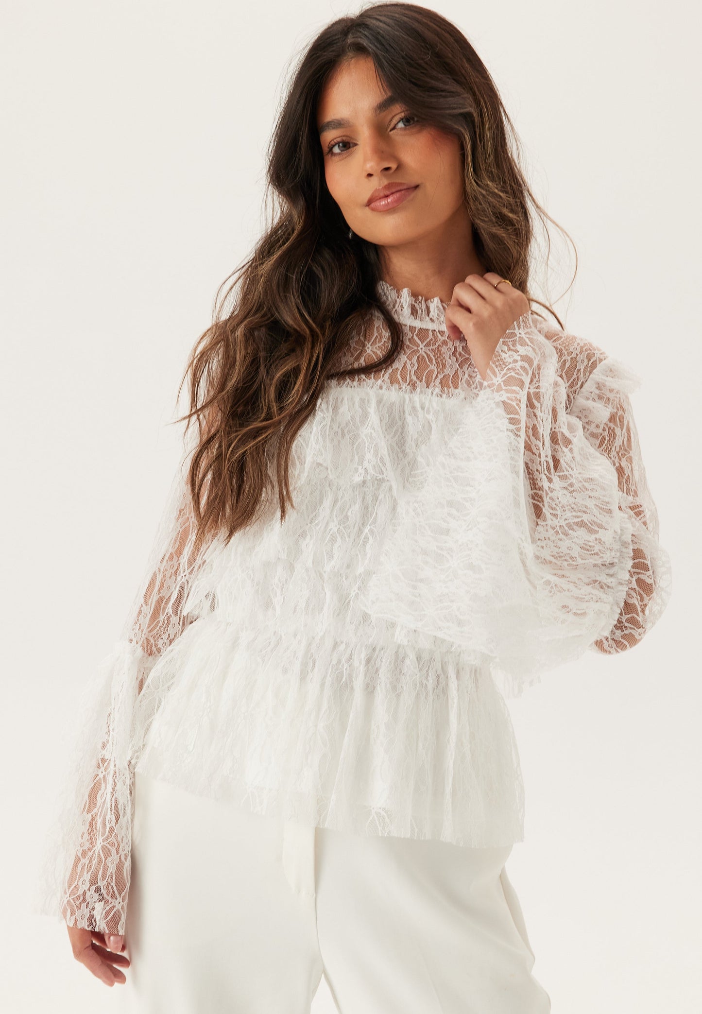 Blusa de encaje con volantes