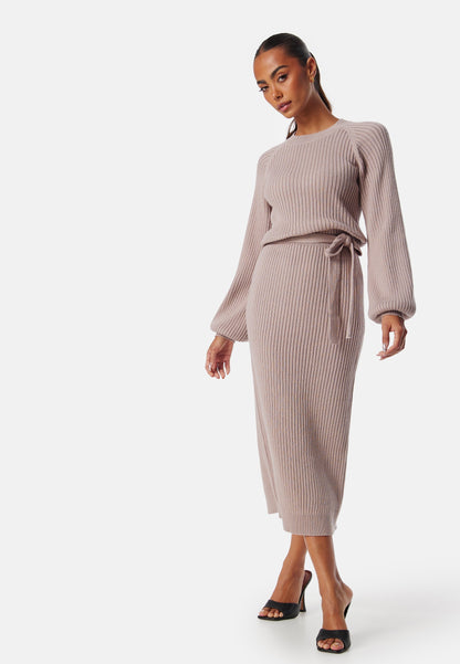 Camila™ – Vestido Midi de Punto con Cinturón