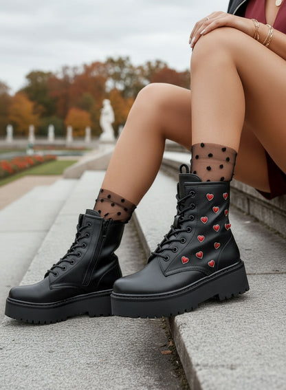 Alessia- Botines negros con apliques de corazones rojos
