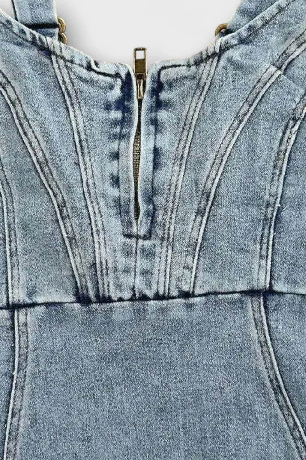 Vestido Denim con Tirantes Ajustables y Abertura Frontal