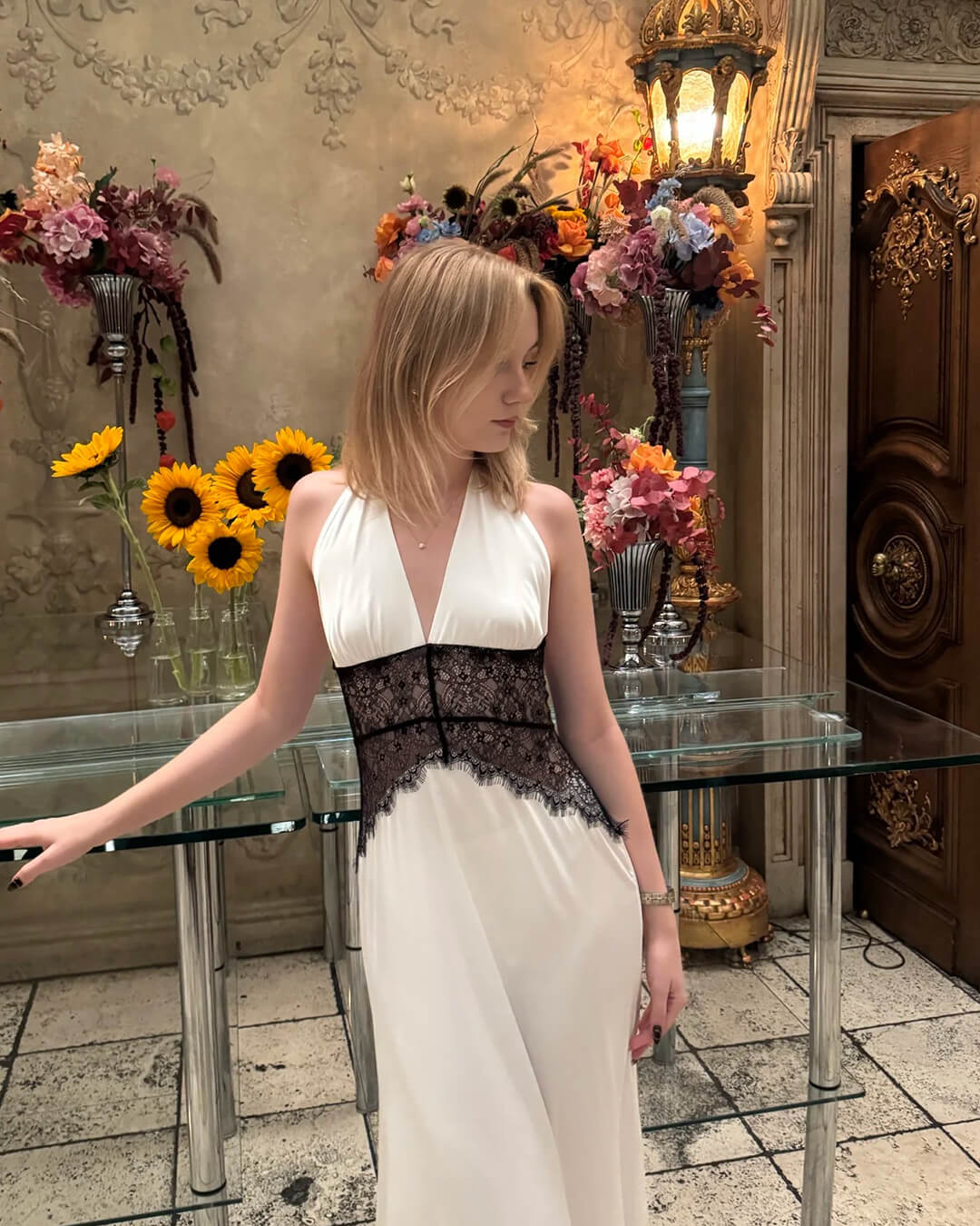 Vestido Astrid de satén con encaje, cintura y espalda descubierta