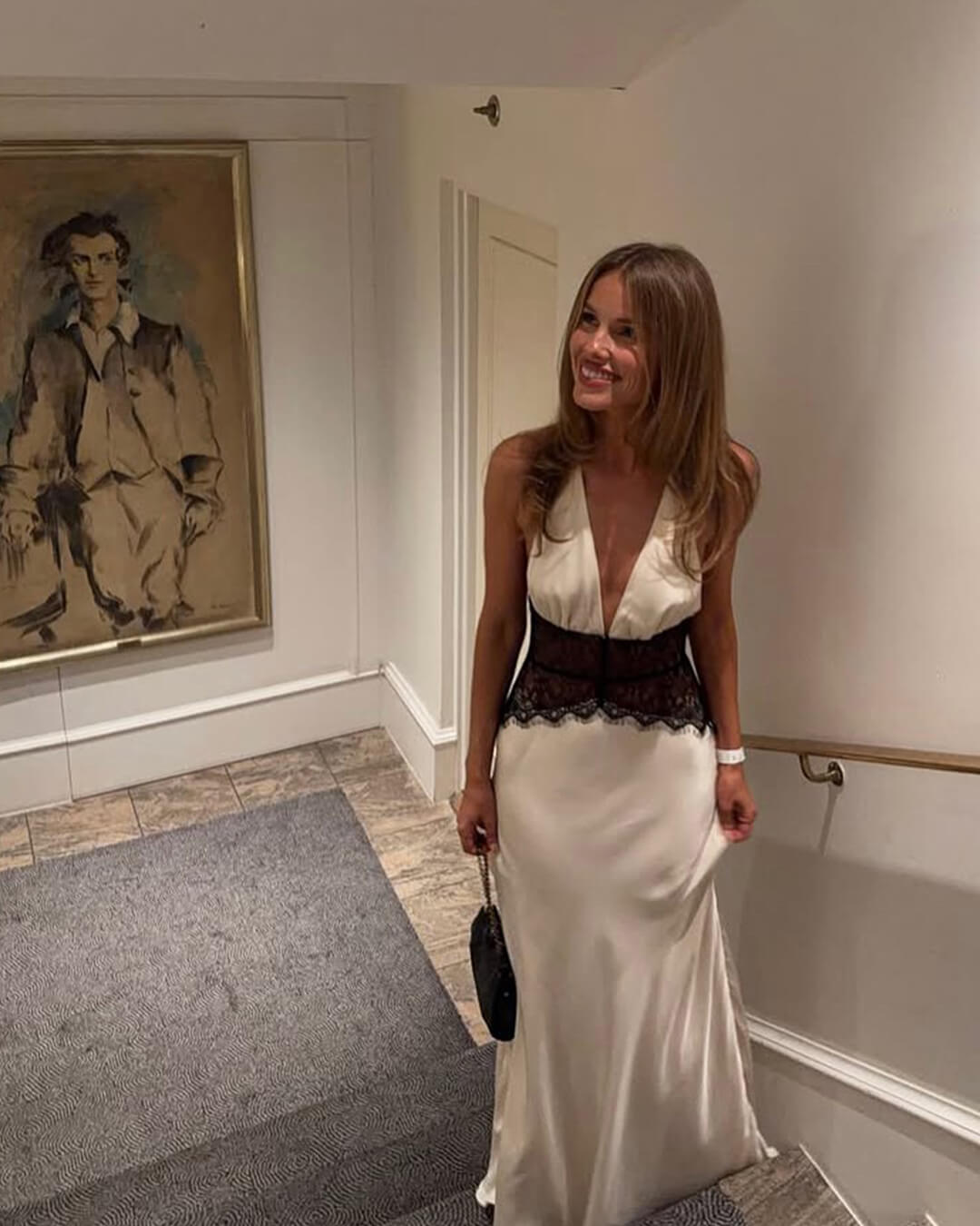 Vestido Astrid de satén con encaje, cintura y espalda descubierta