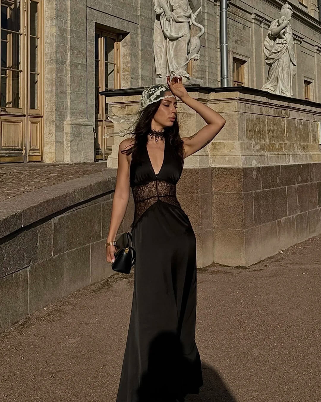 Vestido Astrid de satén con encaje, cintura y espalda descubierta