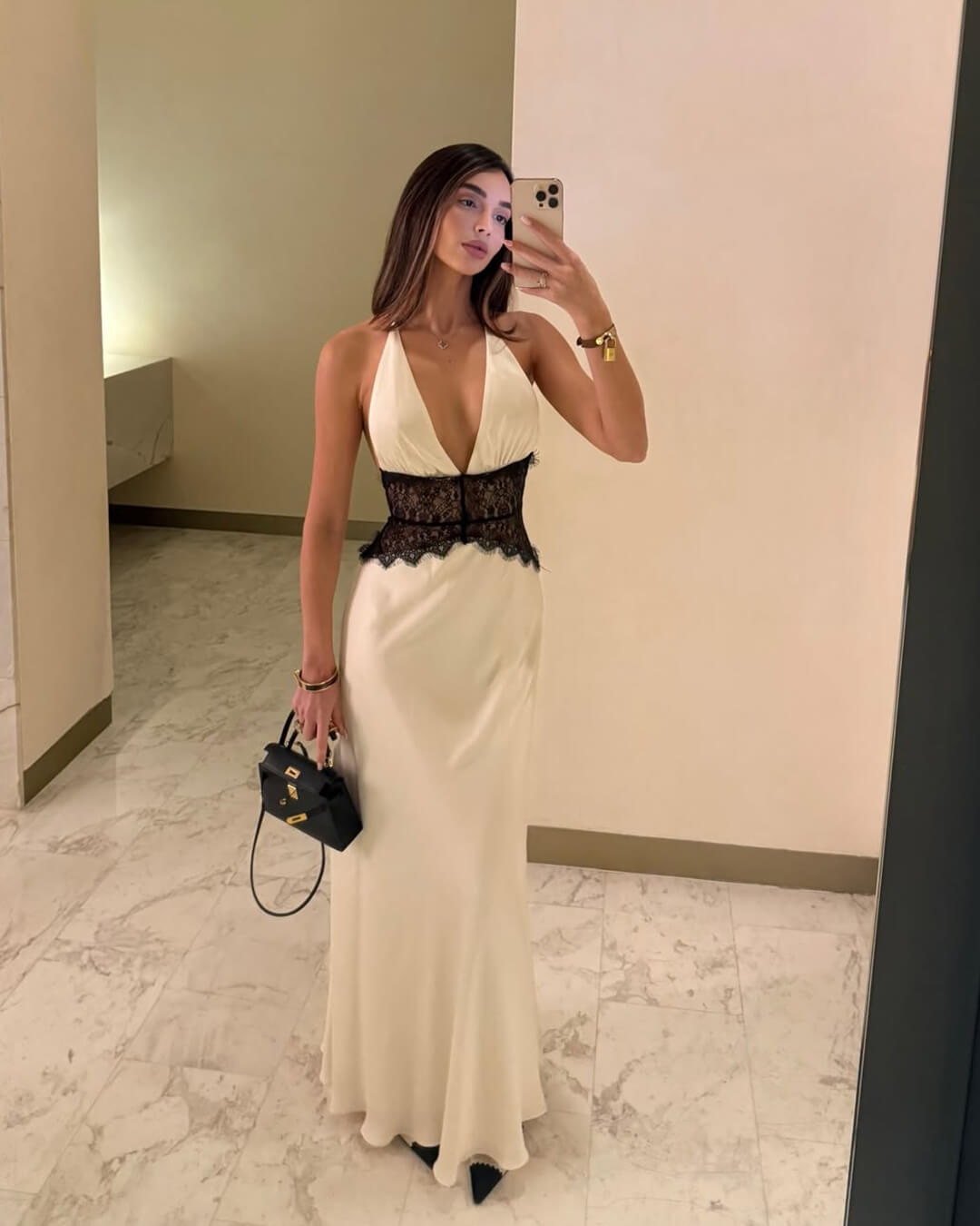 Vestido Astrid de satén con encaje, cintura y espalda descubierta