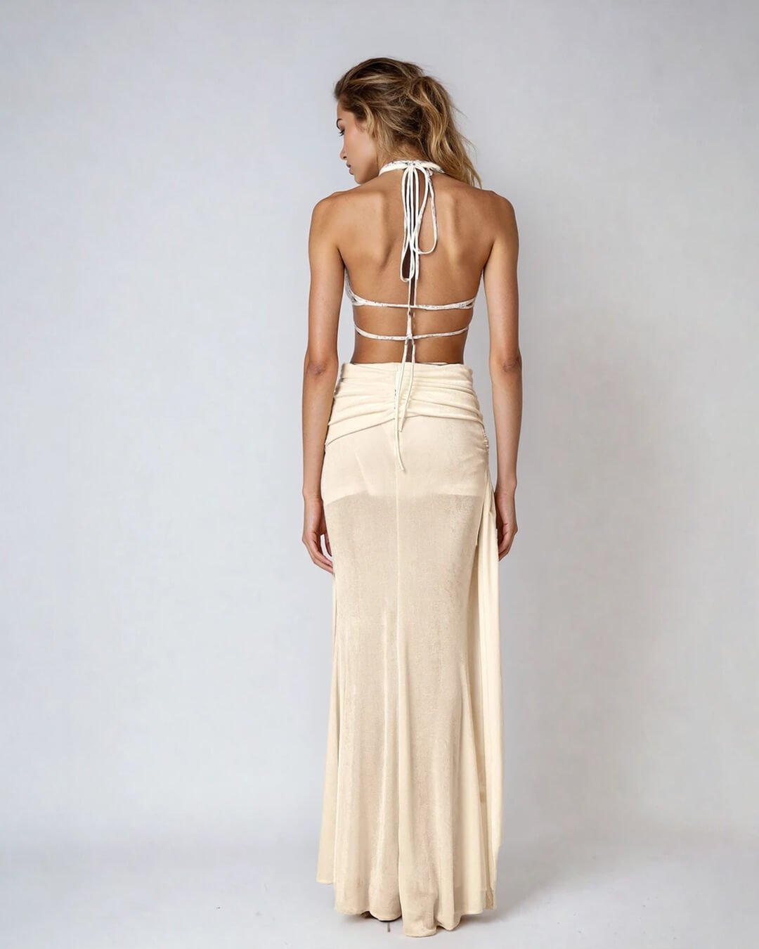 Vestido maxi sin espalda con cuello halter Elyse