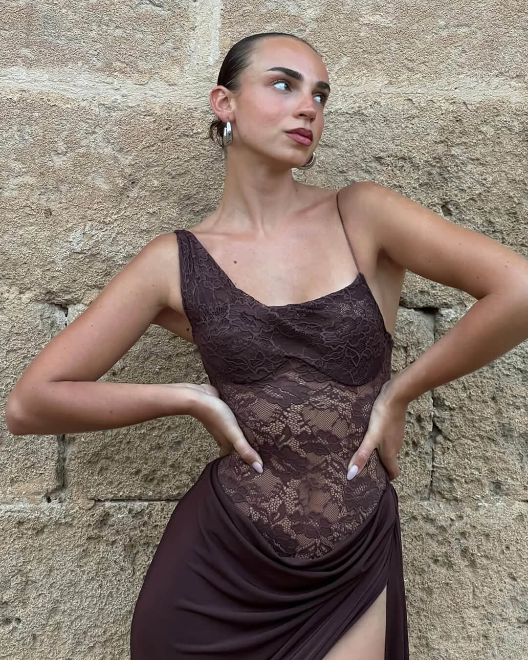 Vestido largo de encaje de un hombro Olga