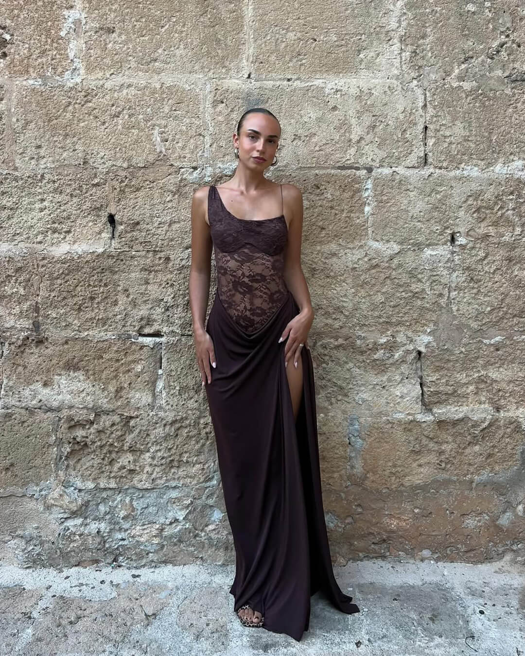 Vestido largo de encaje de un hombro Olga
