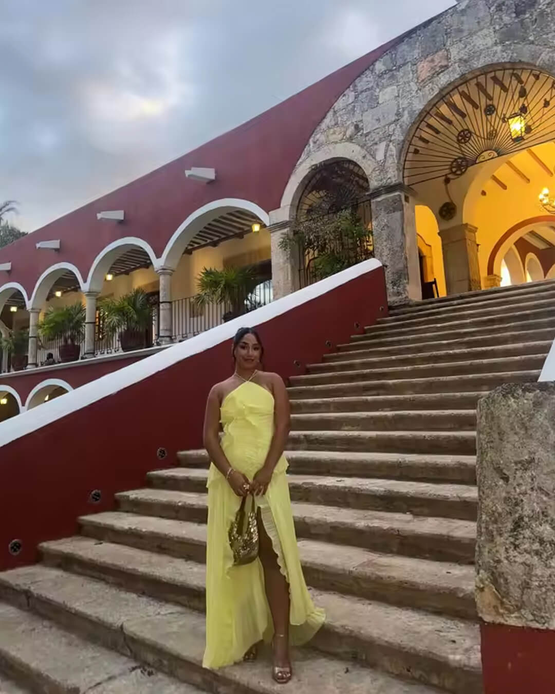 Vestido de tul con volantes y tirantes tipo halter Ruffa
