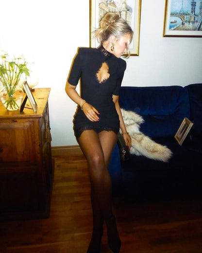Vestido mini de encaje con cuello alto Selena